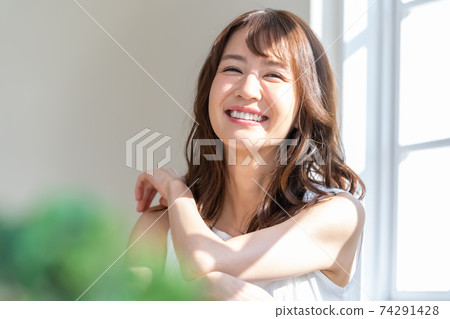 年輕的女士 74291428