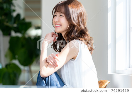 年輕的女士 74291429