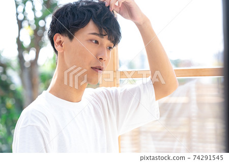 一個年輕人 74291545