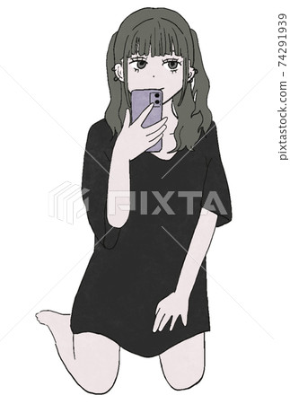 觀看智能手機的女孩 74291939