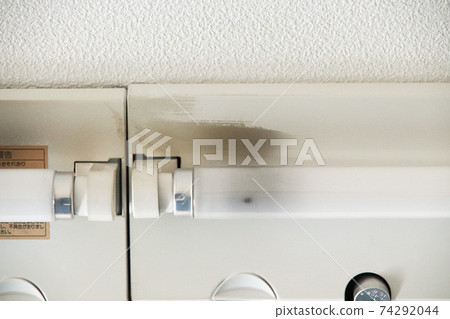 在辦公室清潔熒光燈 74292044