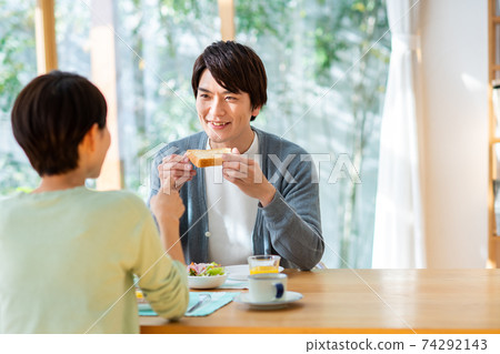 Young couple eating breakfast 74292143