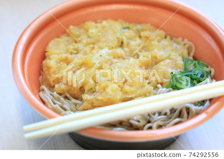 美味的柿子天婦羅蕎麥麵 74292556