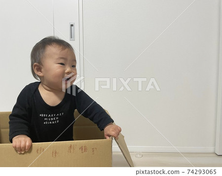 男嬰快樂地玩紙板 男嬰快樂地玩紙板 74293065