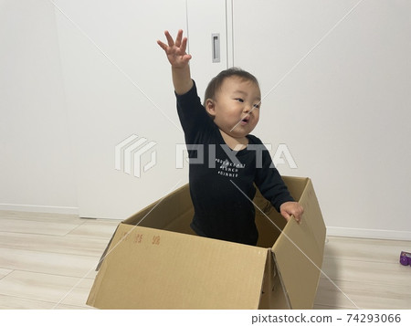 男嬰快樂地玩紙板 男嬰快樂地玩紙板 74293066