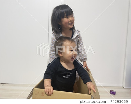 寶貝男孩和女孩快樂地玩紙板 寶貝男孩和女孩快樂地玩紙板 74293069