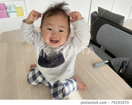 男嬰在桌子上玩 男嬰在桌子上玩 74293070