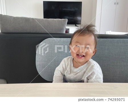 寶貝微笑的男孩 寶貝微笑的男孩 74293071