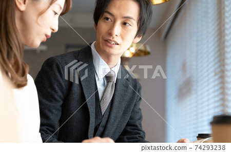 婚姻中的男人和女人 婚姻中的男人和女人 74293238