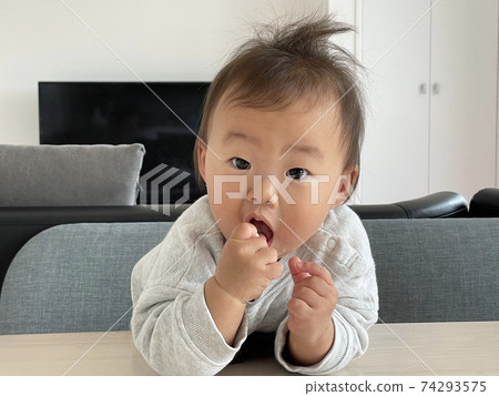 小男孩坐在椅子上，吃糖果 74293575