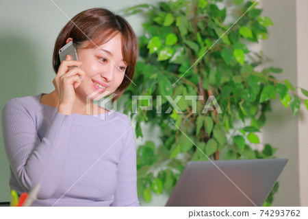 遠程辦公女人帶著微笑打電話 74293762