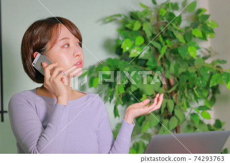 遠程辦公的女人在記住時通電話 74293763