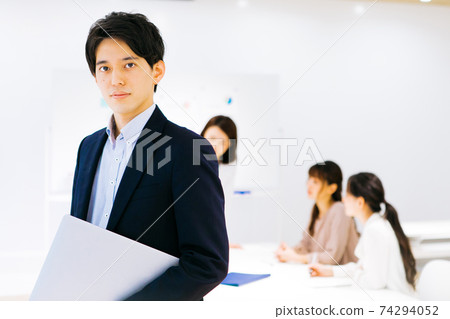 與便攜式計算機的一個商人 74294052