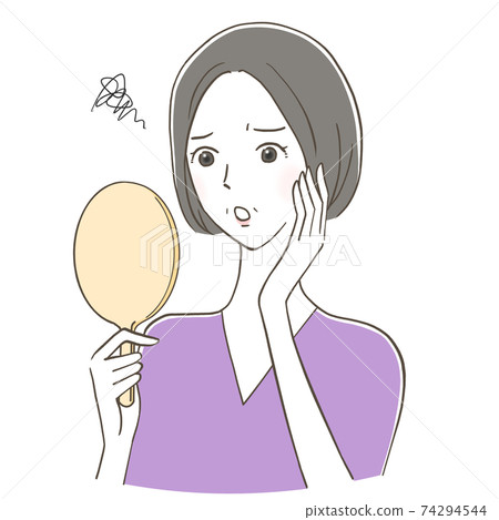 高級的女人，帶著麻煩的臉，看著手鏡 74294544