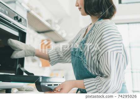 Range and housewife 74295026