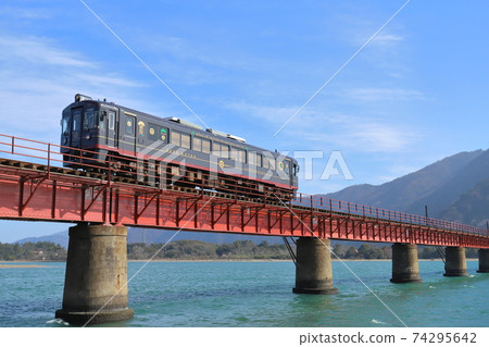 在紅橋上行駛的特殊車輛 74295642