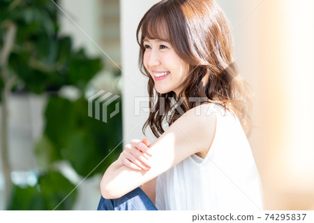 年輕的女士 74295837