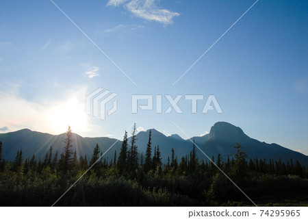 春季加拿大落基山脈晚上碧玉景觀(加拿大) 春季加拿大落基山脈晚上碧玉景觀(加拿大) 74295965