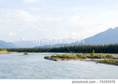 春季加拿大落基山脈晚上碧玉景觀（加拿大） 74295976