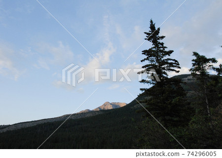 春季加拿大落基山脈晚上碧玉景觀(加拿大) 春季加拿大落基山脈晚上碧玉景觀(加拿大) 74296005