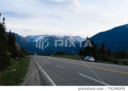 春季加拿大落基山脈跨加拿大高速公路16傍晚(加拿大賈斯珀) 春季加拿大落基山脈跨加拿大高速公路16傍晚(加拿大賈斯珀) 74296009