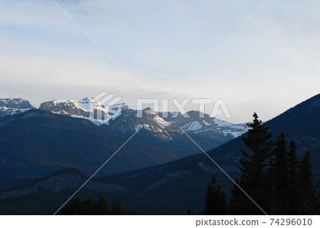 春季加拿大落基山脈晚上碧玉景觀(加拿大) 春季加拿大落基山脈晚上碧玉景觀(加拿大) 74296010