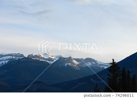春季加拿大落基山脈晚上碧玉景觀(加拿大) 春季加拿大落基山脈晚上碧玉景觀(加拿大) 74296011
