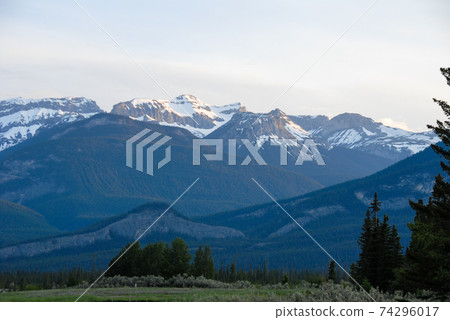 春季加拿大落基山脈晚上碧玉景觀(加拿大) 春季加拿大落基山脈晚上碧玉景觀(加拿大) 74296017
