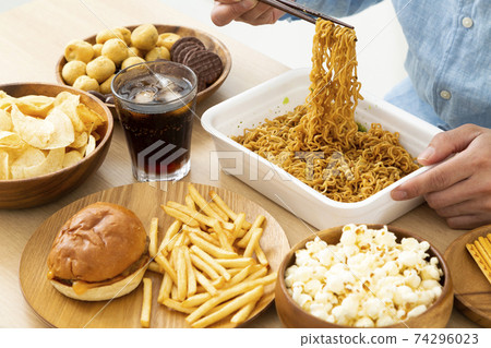 垃圾食品小吃 74296023