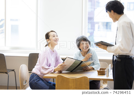 Restaurant senior Restaurant senior 74296451