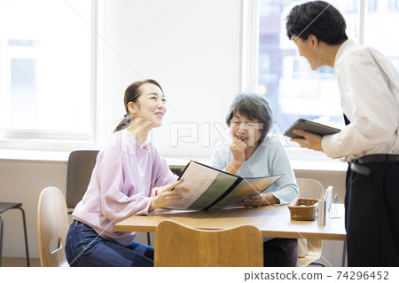 Restaurant senior 74296452