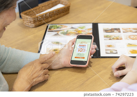 女人在餐廳 74297223