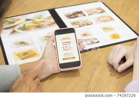 女人在餐廳 74297226