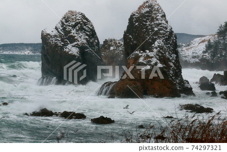 冬季濺到日本海礁 74297321