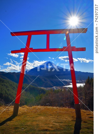 富士山和鳥居 富士山和鳥居 74297357