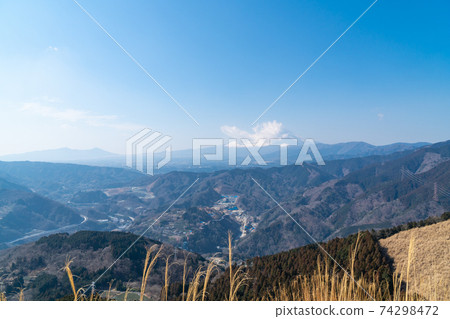 從大野山山頂到八鹿站的山路看到富士山 74298472
