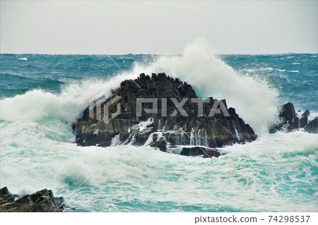 冬季波濤洶湧的海浪襲擊越前海岸的岩石 74298537