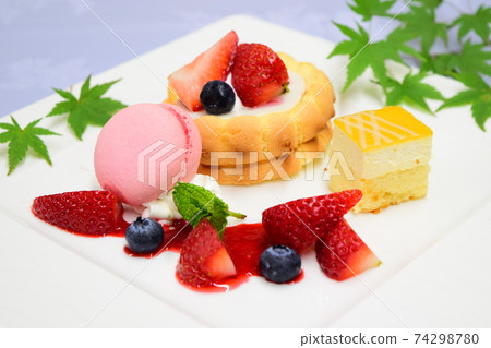 甜點盤，草莓蛋糕，水果杏仁餅 74298780