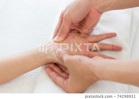 手部按摩。 74298931