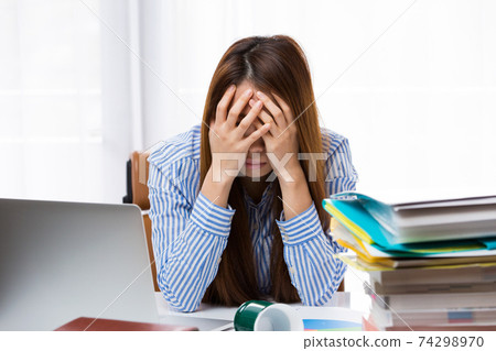 拿著頭的女商人 拿著頭的女商人 74298970