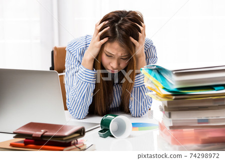 拿著頭的女商人 拿著頭的女商人 74298972