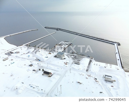 冬天在北海道八雲町黑岩釣魚港的雪景鳥瞰圖 74299045