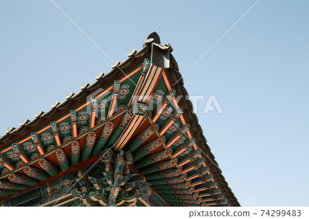 Korean traditional eaves roof at Yeongnamnu pavilion in Miryang, Korea Korean traditional eaves roof at Yeongnamnu pavilion in Miryang, Korea 74299483