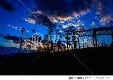 From the hills and silhouettes of the sunset and the scenery of Takarazuka Kita Park, November 3, Japan 74301037