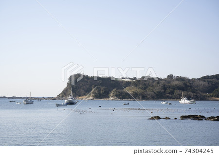 Scenery of fishing boats and reefs floating in Ena Bay, Miura City, Kanagawa Prefecture Scenery of fishing boats and reefs floating in Ena Bay, Miura City, Kanagawa Prefecture 74304245