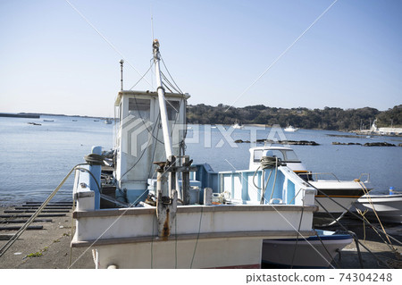 Scenery of Ena Bay and fishing boat in Miura City, Kanagawa Prefecture Scenery of Ena Bay and fishing boat in Miura City, Kanagawa Prefecture 74304248