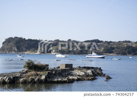 神奈川縣三浦市惠那灣漂浮的漁船和珊瑚礁的風景 74304257