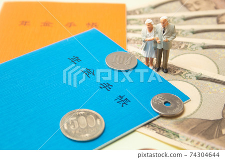 Old age and pension (Japanese pension book) Old age and pension (Japanese pension book) 74304644