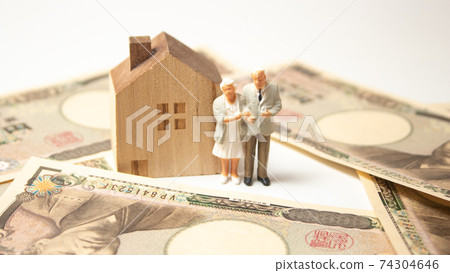 Worries about life, inheritance, place to live, etc. about the money of an elderly couple living on a pension 74304646