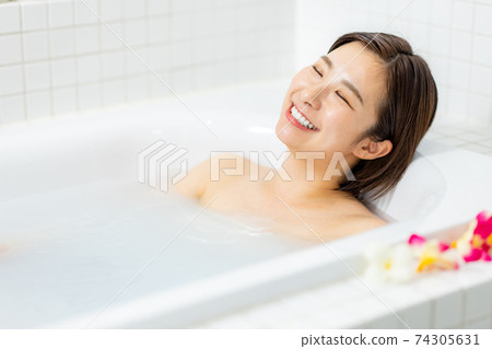 年輕女子在洗澡 74305631